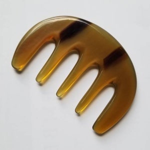 Travel-sized yak horn comb for women — five wide teeth, amber and brown natural horn, pocket size — Arakicrafts
