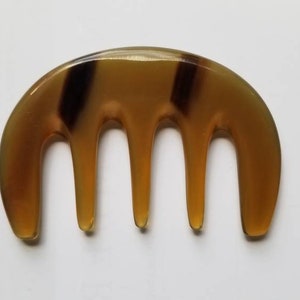 Close-up of five wide rounded teeth on yak horn glider comb — 1 cm tooth spacing for thick and curly hair — Arakicrafts