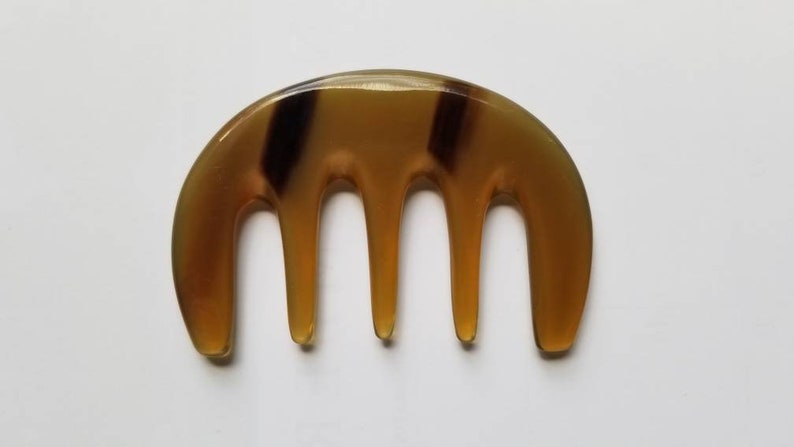 Close-up of five wide rounded teeth on yak horn glider comb — 1 cm tooth spacing for thick and curly hair — Arakicrafts