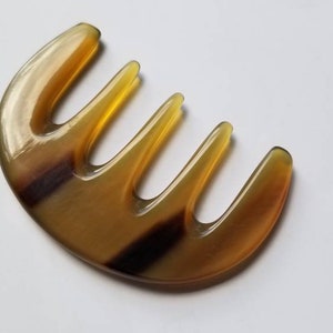 Extra wide tooth yak horn comb for thick, curly, and coarse hair — anti-static natural keratin construction — Arakicrafts. This hair accessory is designed for gentle detangling.