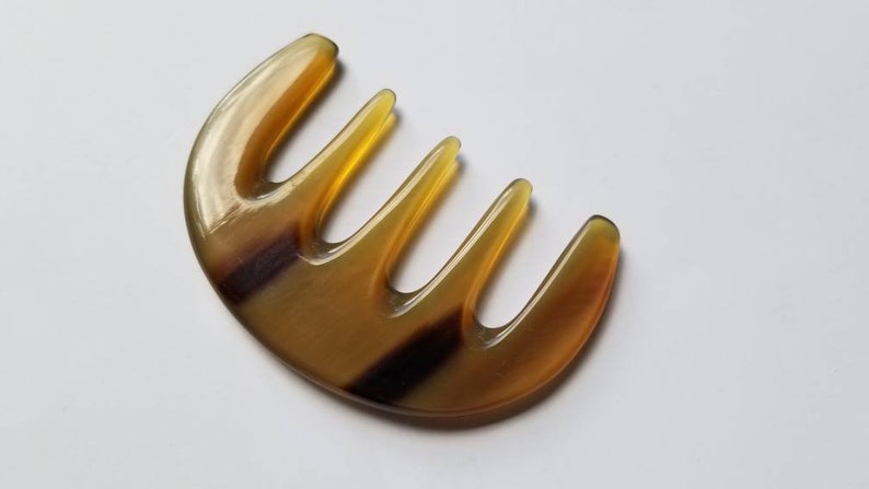 Extra wide tooth yak horn comb for thick, curly, and coarse hair — anti-static natural keratin construction — Arakicrafts. This hair accessory is designed for gentle detangling.