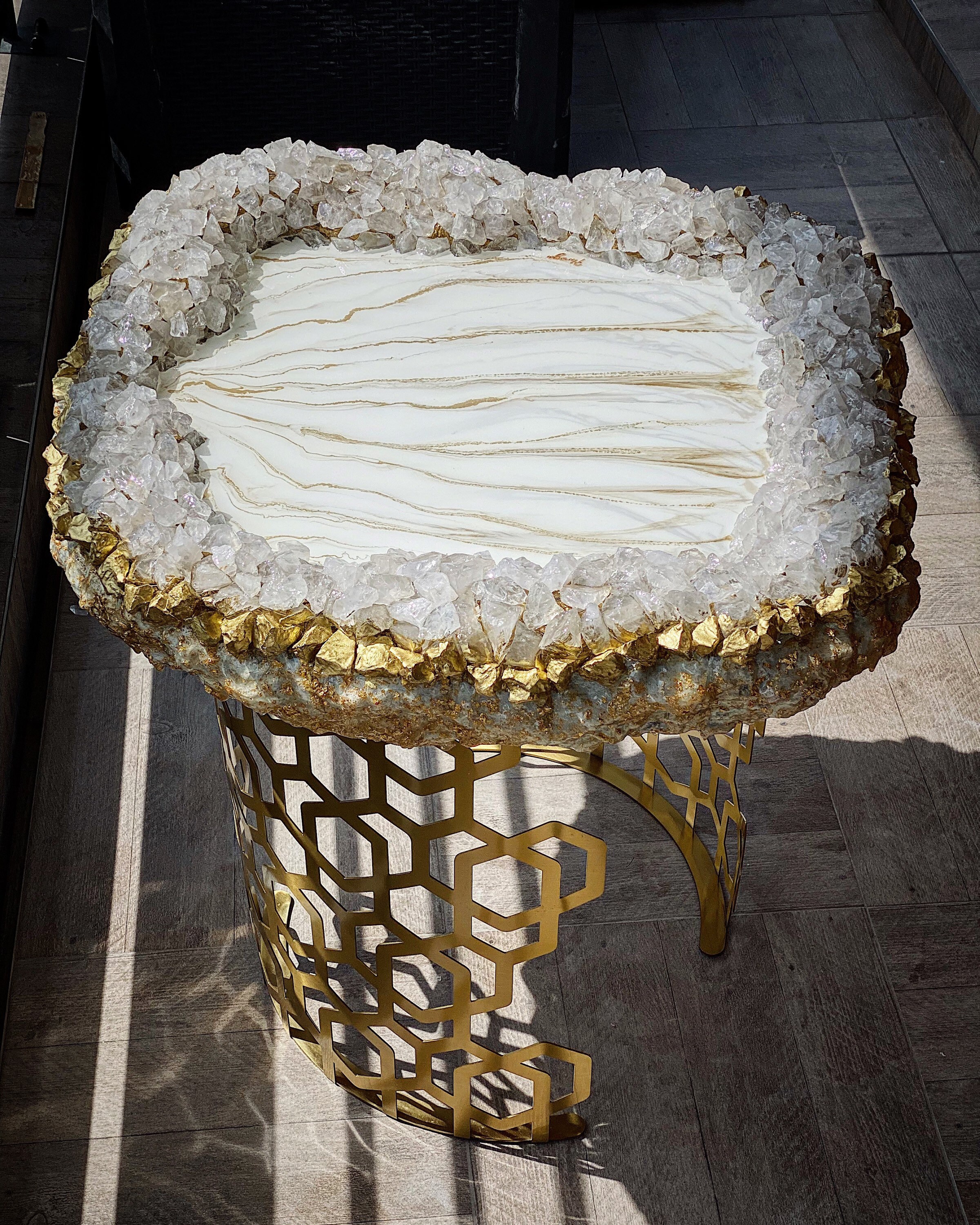 Table Basse Geode Faite Main Quartz, Résine Effet Marbre, Base Dorée