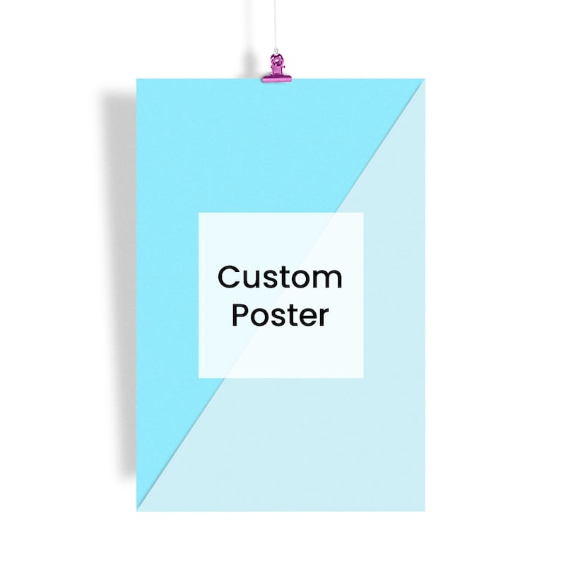 K&ouml;nnte beinhalten: Ein individuelles Poster mit einem hellblauen und wei&szlig;en diagonalen Design, gehalten von einer rosa Klammer. Der Text "Custom Poster" wird in einem wei&szlig;en Quadrat angezeigt. Das Poster h&auml;ngt vor einem wei&szlig;en Hintergrund.