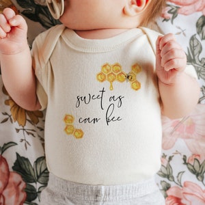 Jersey de una pieza para bebé de abeja, dulce como puede gatear para bebé de abeja, mono lindo y dulce para bebé de abeja de miel, color crema, baby shower de otoño ROMY
