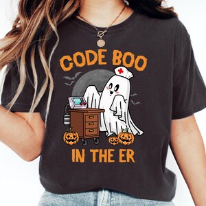 Comfort Colors® Code Boo på akuten-tröja, spökstudent för sjuksköterskor, Halloween-sjuksköterska-tröja, Halloween-akutmottagningstekniker, akutmottagning-tröja