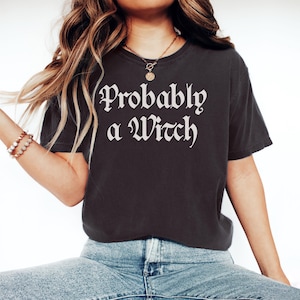 Förmodligen en häxa-tröja, feministisk Halloween-tröja, häxiga vibbar-gåva, gotisk spöklik t-shirt, spöksäsong-tröja