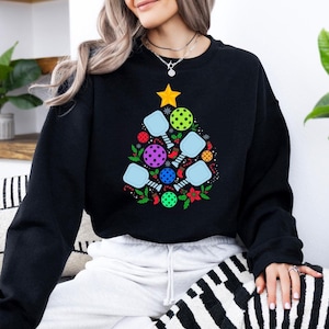 ピックルボール クリスマスツリー スウェットシャツ、ピックルボール クリスマス セーター、ピックルボール クリスマス スウェットシャツ、ピックルボール プレイヤー ラバー スウェットシャツ