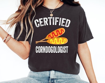 T-shirt met certificaat 'Certified Corndogologist', T-shirt met corndog, grappig T-shirt voor foodies, kleding met corndog, kermisvoedsel, corndog-T-shirt, cadeaus voor foodies, hotdog
