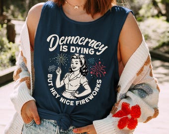 Camiseta sin mangas de protesta del 4 de julio "La democracia está muriendo", camiseta sin mangas retro política, camiseta sin mangas "Pero bueno, bonitos fuegos artificiales" de Comfort Colors, camiseta sin mangas con estampado de EE. UU.
