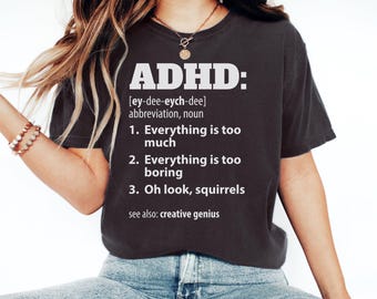 Camiseta engraçada com a definição de TDAH, camiseta de conscientização sobre saúde mental, camiseta "Guerreiro do TDAH", vestuário sobre neurodiversidade, roupa com humor sobre TDAH, camiseta com frase sobre TDAH