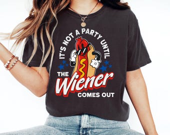 A festa só começa quando a salsicha aparece! Camiseta para o 4 de julho, camiseta engraçada com cachorro-quente, Dia da Independência, camiseta com humor adulto, camiseta patriótica.