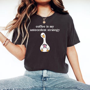 „Coffee Is My Antecedent Strategy“-Shirt, Comfort Colors Silly Goose-Shirt, Lustiges BCBA-Shirt, ABA-Shirt, ABA-Therapie-Shirt, RBT-Shirt