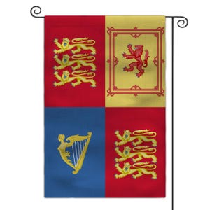Könnte beinhalten: Dekorative Gartenflagge mit heraldischem Design. Die Flagge ist in vier Quadranten unterteilt und hat ein Farbschema aus Rot, Blau und Gold. Das Design umfasst Löwen, eine Harfe und einen gerahmten Löwen.