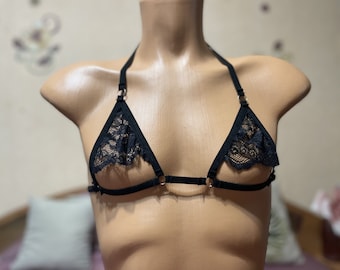 Pode incluir: Top de lingerie de renda preta com alças ajustáveis e um design delicado.