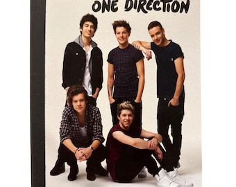 1D ワン・ダイレクション グループ コンポジション ノート 9.75インチ x 7.5インチ 黒綴じ