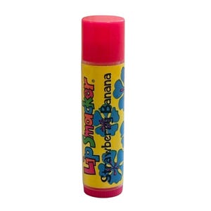 Może przedstawiać: Sztyft balsamu do ust Lip Smacker Truskawka Banan. Balsam do ust ma jasnoróżową nasadkę i podstawę. Żółta tubka jest ozdobiona niebieskimi kwiatami hibiskusa oraz napisami "Lip Smacker" i "Strawberry Banana".