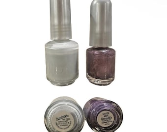 Conjunto Vintage com 2 Frascos de Esmalte Bonne Bell Lip Smackers nas cores Berry Sporty e Galactic Grape.