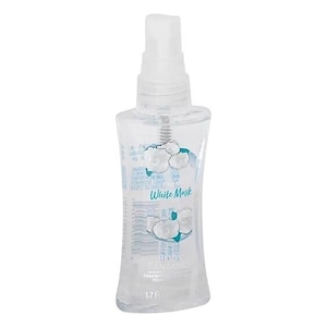 K&ouml;nnte beinhalten: Eine durchsichtige Kunststoffspr&uuml;hflasche mit Body Fantasies White Musk K&ouml;rperspray. Die Flasche zeigt eine wei&szlig;e Blumengrafik, den Text White Musk und ein Etikett mit einer F&uuml;llmenge von 50 ml. Sie hat einen transparenten Pumpzerst&auml;uber.