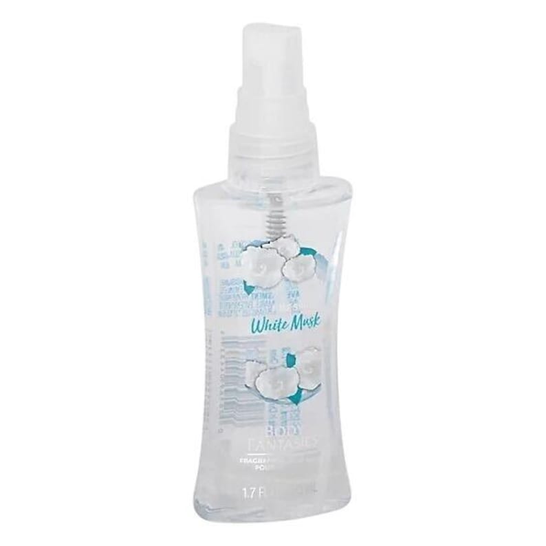 K&ouml;nnte beinhalten: Eine durchsichtige Kunststoffspr&uuml;hflasche mit Body Fantasies White Musk K&ouml;rperspray. Die Flasche zeigt eine wei&szlig;e Blumengrafik, den Text White Musk und ein Etikett mit einer F&uuml;llmenge von 50 ml. Sie hat einen transparenten Pumpzerst&auml;uber.