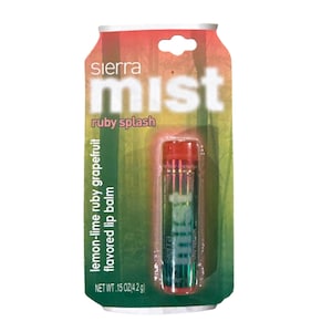 Puede incluir: Un bálsamo labial Sierra Mist en un envase con forma de lata. El bálsamo labial tiene sabor a pomelo rubí limón-lima. El envase es verde, rojo y blanco con las palabras "Sierra Mist" y "ruby splash". Peso neto 4,2 g.
