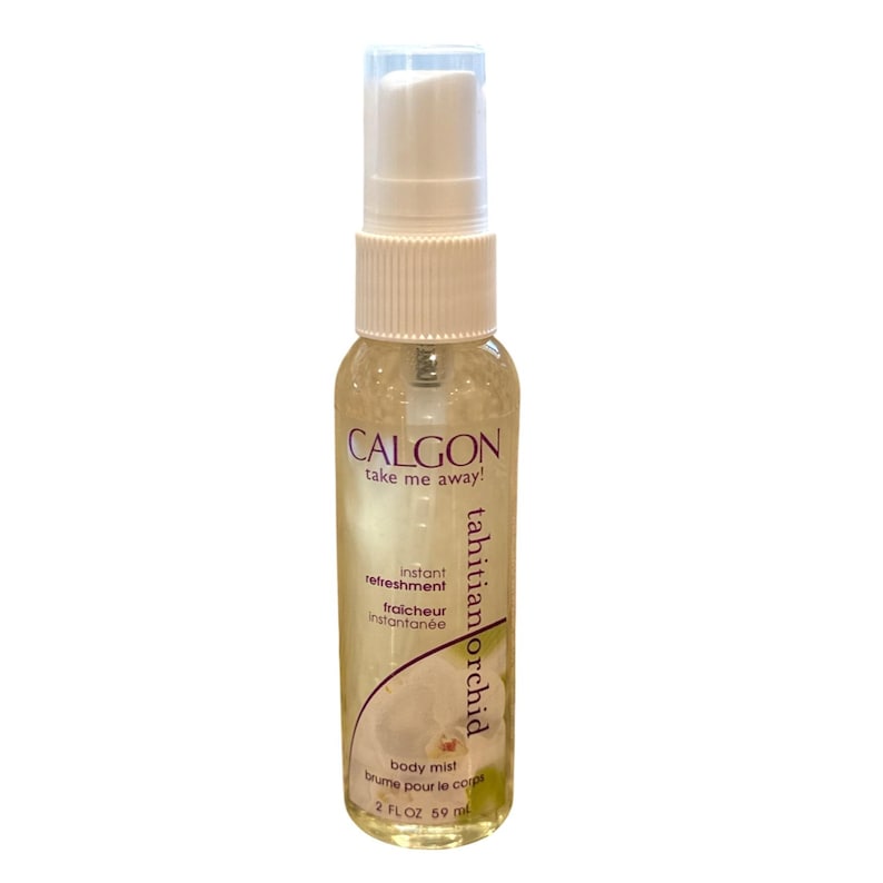 Puede incluir: Un frasco transparente de bruma corporal Calgon Tahitian Orchid con una bomba y tapa blancas. El frasco tiene una etiqueta con las palabras "CALGON take me away!" y "tahitian orchid". El frasco contiene 59 ml de bruma corporal.