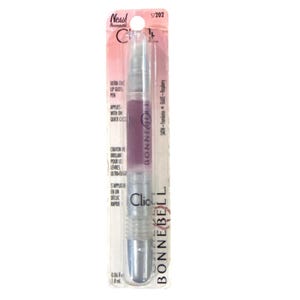 Pode incluir: Uma caneta de brilho labial Ultra Chic da Bonne Bell em uma embalagem de plástico transparente. A caneta é de cor roxa clara e tem o texto "SATIN - Framboise - Glaze - Raspberry". A embalagem também tem o texto "New!" e "Clic".