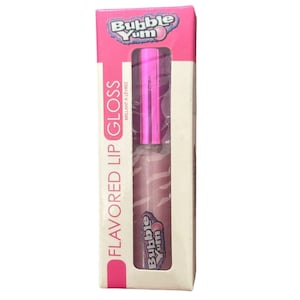 Puede incluir: Una caja rosa y blanca que contiene un tubo de brillo labial con sabor a Bubble Yum. El tubo de brillo labial tiene una tapa rosa y un tubo transparente con un tinte rosado. La caja tiene las palabras "FLAVORED LIP GLOSS" y "Bubble Yum".