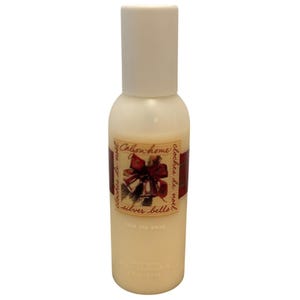 Può includere: Un flacone spray per ambienti bianco con tappo abbinato. L'etichetta presenta un fiocco rosso e campane d'argento con le parole "Silver Bells" e "Take Me Away". La bottiglia è da 59 ml.