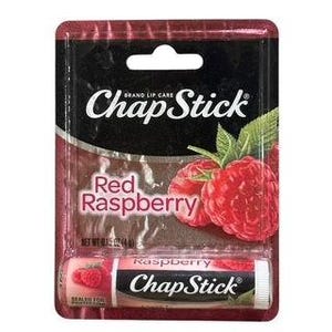 Könnte beinhalten: Eine ChapStick Lippenbalsam-Verpackung mit rotem und schwarzem Design. Die Wörter "ChapStick" und "Red Raspberry" sind sichtbar. Die Verpackung enthält ein Bild von Himbeeren und das Nettogewicht von 4,25 g. Die Lippenbalsam-Tube ist sichtbar.