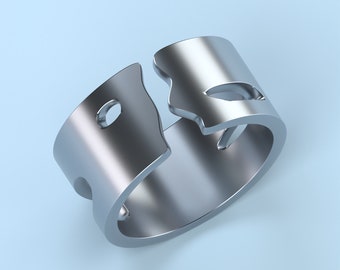 Peut inclure: Une bague en argent avec un design abstrait unique. La bague est en métal et a une finition lisse et polie.