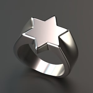 Puede incluir: Un anillo de plata con un diseño de estrella de seis puntas en relieve.