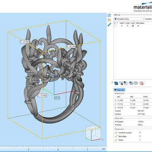 Puede incluir: Un modelo digital 3D gris de un anillo con un dise&ntilde;o org&aacute;nico intrincado similar a enredaderas, mostrado en el software Materialise. La interfaz muestra dimensiones de 22,799 mm por 23,443 mm por 31,442 mm en un cuadro amarillo sobre fondo azul.
