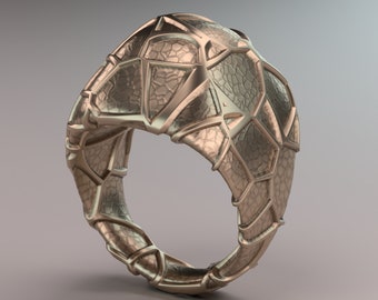 Puede incluir: Un anillo de color dorado con un diseño geométrico texturizado. El anillo está hecho de metal y tiene un estilo único y moderno.