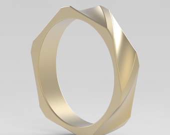 Könnte beinhalten: Ein goldfarbener Ring mit geometrischem Design. Der Ring hat eine facettierte, eckige Form mit einem verdrehten Element. Der Ring ist ein massives Band mit glatter, polierter Oberfläche. Der Ring ist vor einem neutralen Hintergrund platziert.
