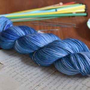 Snow on the Mountain, Hand Dyed Yarn 80/20 Merino Nylon Sock Shawl, Superwash Fingering Weight 115g, Blue Tonal Yarn, Knitting Canada