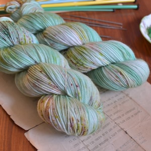 Greenwood Tree, 80/20 Merino Nylon Sock Shawl Yarn, Hand Dyed Indie, Superwash Fingering Weight 115g, Mint Green Speckled, Knit Canada