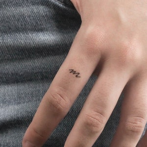 Tatuaje temporal de letra M minúscula escrita a mano (juego de 3)