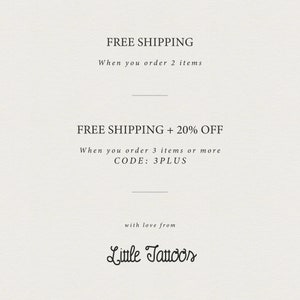 Pode incluir: Gr&aacute;fico de texto com as palavras "FREE SHIPPING" e "When you order 2 items". Abaixo disso, h&aacute; outro gr&aacute;fico de texto com as palavras "FREE SHIPPING + 20% OFF" e "When you order 3 items or more CODE: 3PLUS". Na parte inferior da imagem est&aacute; o texto "with love from Little Tattoos".