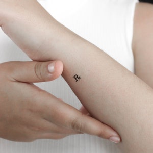 Tatuaje temporal de letra de máquina de escribir mayúscula R (conjunto de 3)