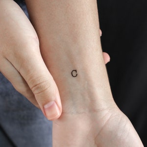 Tatouage temporaire lettre majuscule C machine à écrire