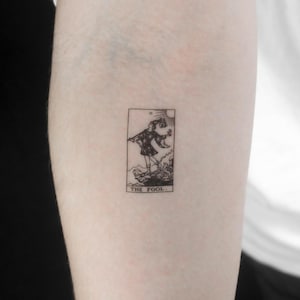 Tatuaggio temporaneo della carta dei tarocchi Little The Fool (set di 3)