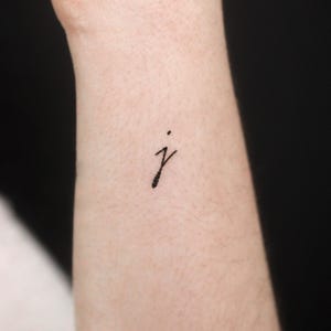 Tatuaje temporal de la letra J minúscula escrita a mano (juego de 3)