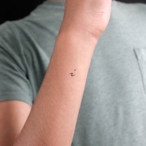 Tatuaje temporal de letra I minúscula manuscrita (juego de 3)