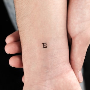 Tatuaje temporal de letra de máquina de escribir mayúscula E (conjunto de 3)