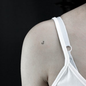 Tatuaje temporal de letra de máquina de escribir mayúscula J (conjunto de 3)