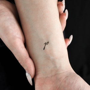 Tatuaje temporal de letra P minúscula manuscrita (juego de 3)