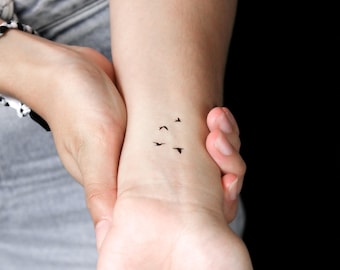 2 Fake Tattoos – Handbemalter Fliegender Vogel, Temporär, Wasserfest, Realistisch