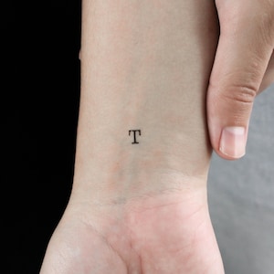 Tatuaje temporal de letra de máquina de escribir en mayúscula T (conjunto de 3)