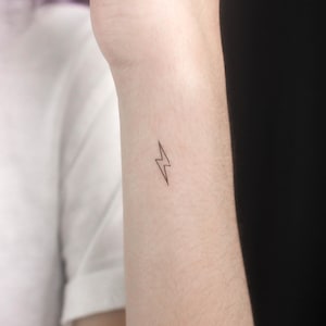 Tatuaje temporal de contorno de rayo pequeño (conjunto de 3)