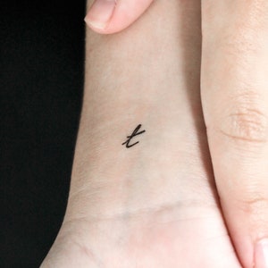 Tatuaje temporal de letra T minúscula escrita a mano (juego de 3)